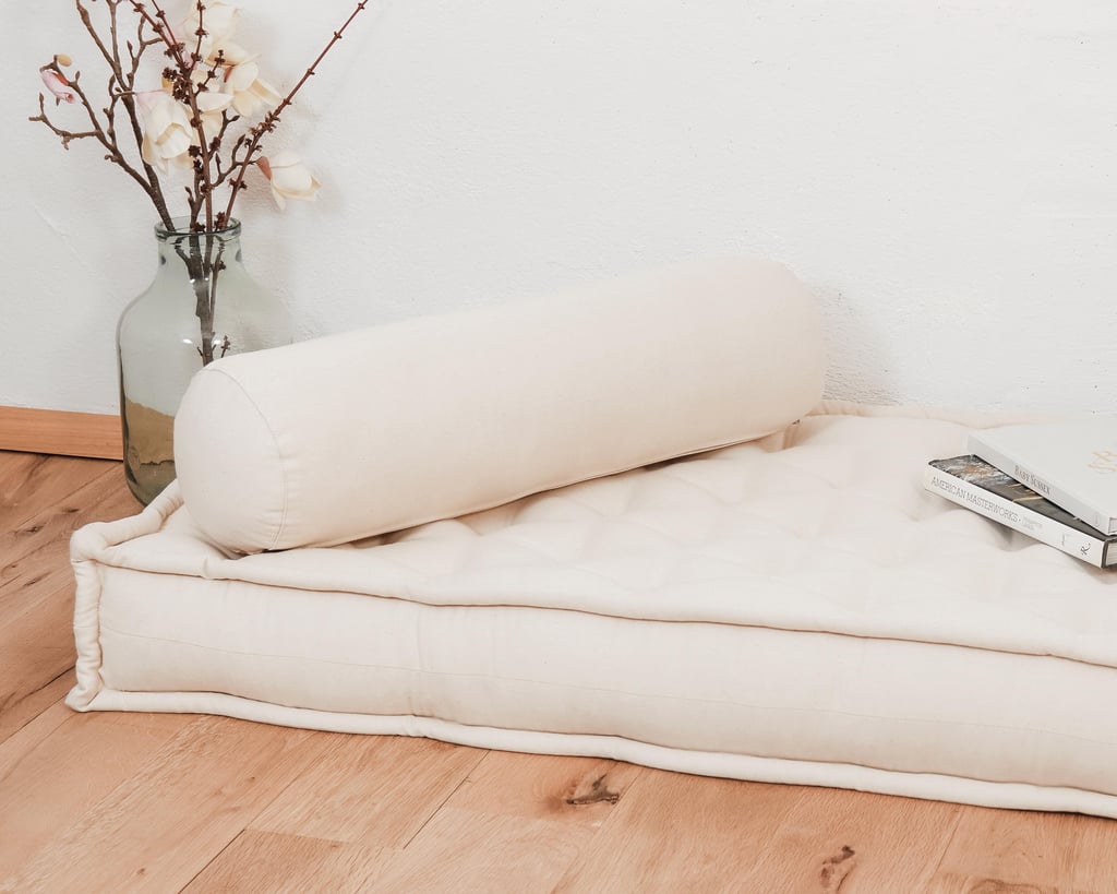 oreiller en laine sur un matelas en laine