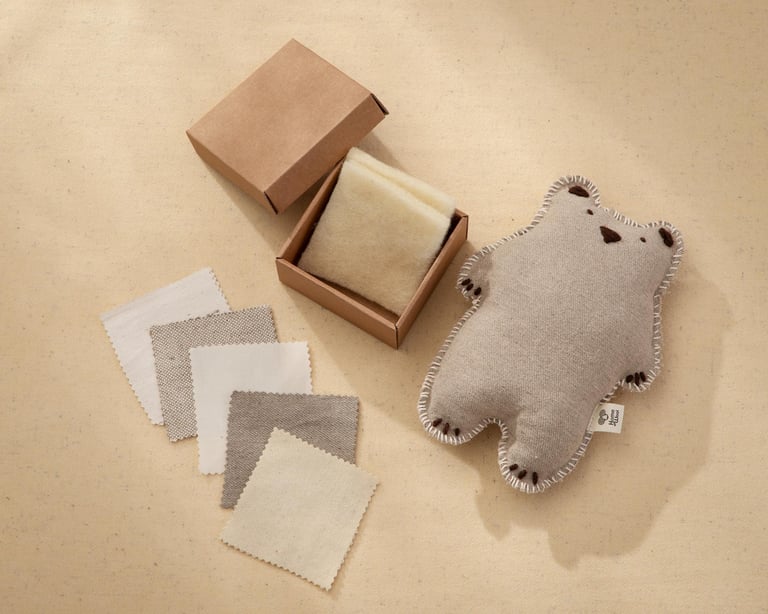 Boîte Montessori contenant des tissus disposés à plat