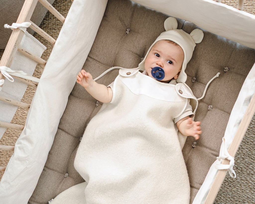 sac de couchage en laine pour bébé avec un bébé dedans