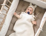 sac de couchage en laine pour bébé avec un bébé dedans