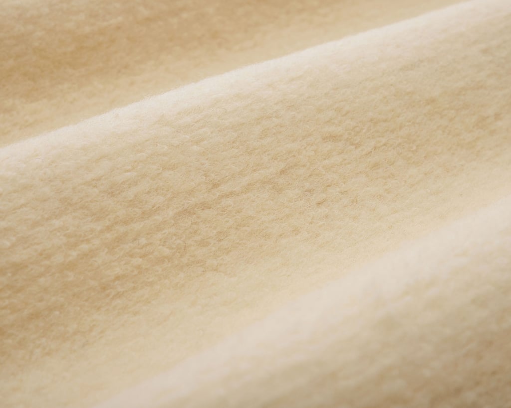 Närbild på texturen hos ett tyg av karakulull från Home of Wool