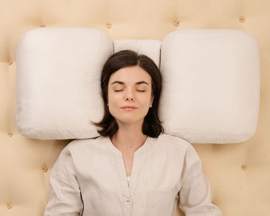 ragazza che dorme su un fianco e sulla schiena a casa con cuscino di lana