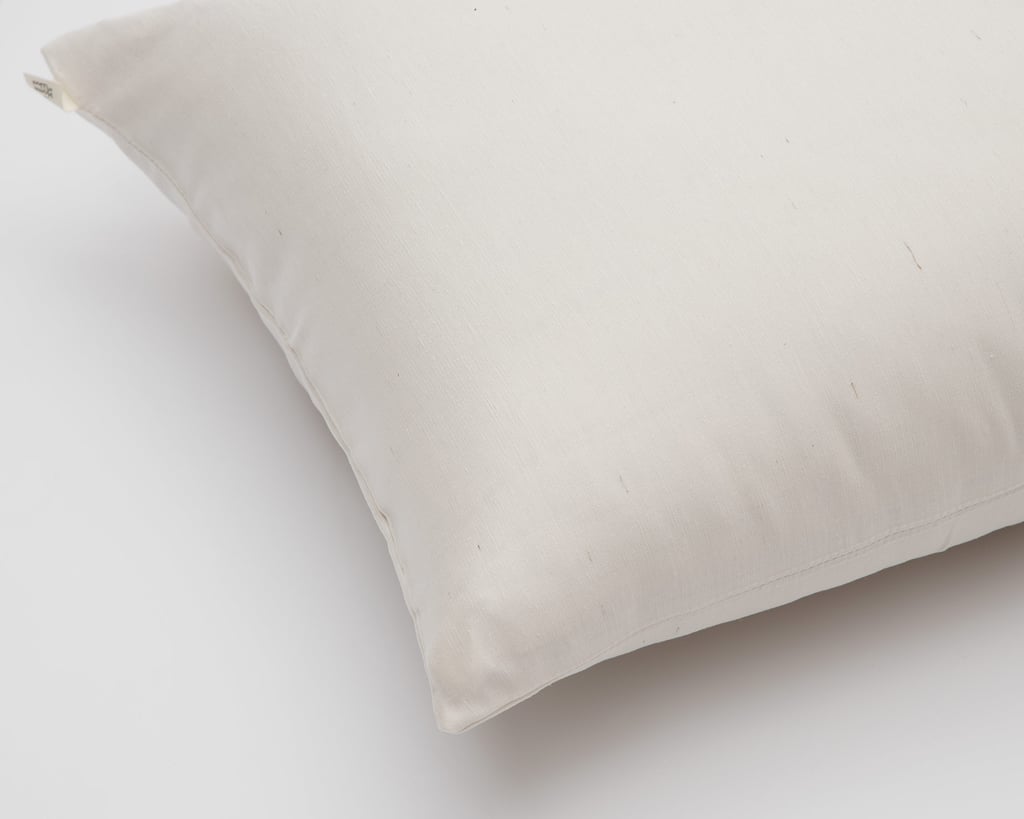 Detalje af Home of uld-kropspude med silke-pudebetræk