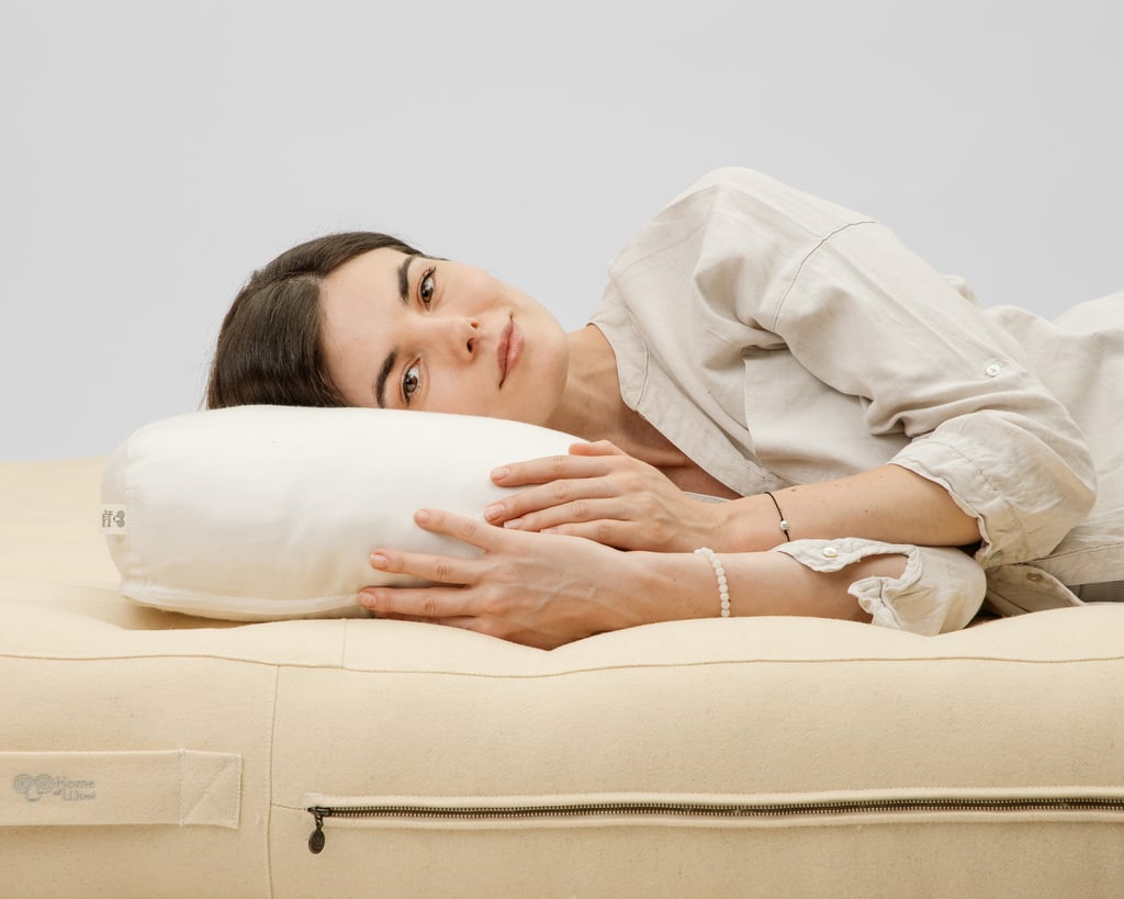 Jente på siden som klemmer et hjem av ullpute