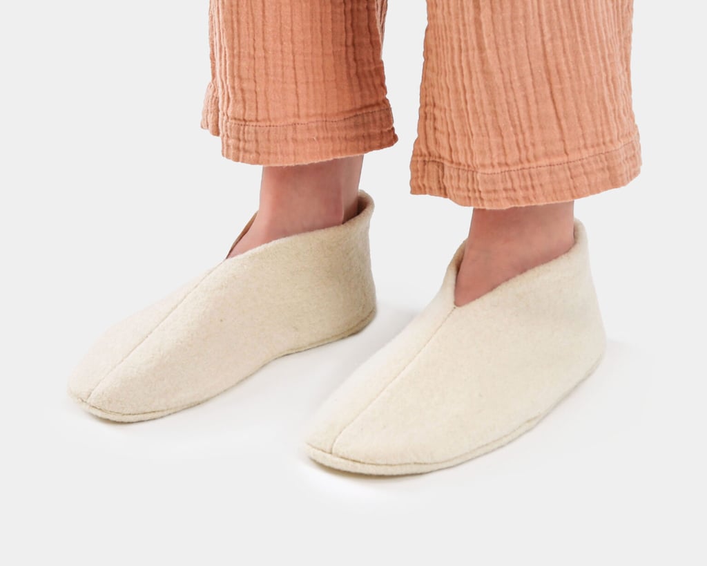 femme portant des chaussons de danse en laine