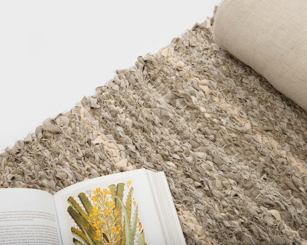 avoin kirja modernista käsin kudotusta pellavamatosta