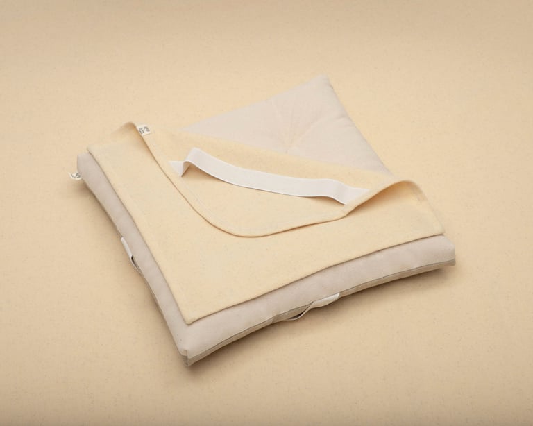 prov på madrassskydd i ull som är vikt ovanpå ett prov på en bäddmadrass