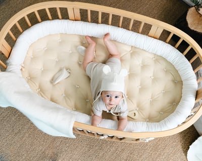 baby in een wieg met huis van wol bed slang kussen