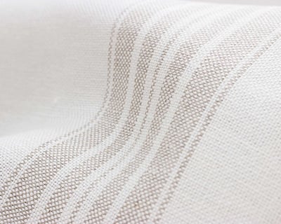 grått stripete linnet stoff i nærbilde som viser mønsteret