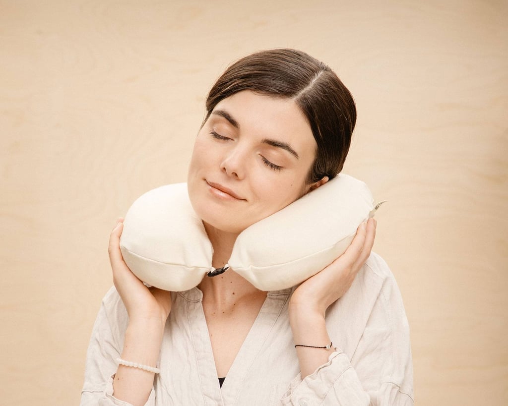 meisje comfortabel met behulp van nekkussen voor reizen