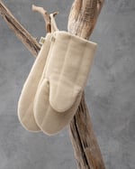 villaiset uunikintaat roikkuvat oksalla