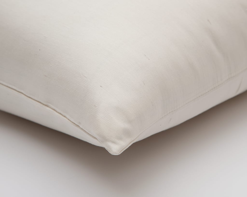 Detalje af uldpude med silke pudebetræk