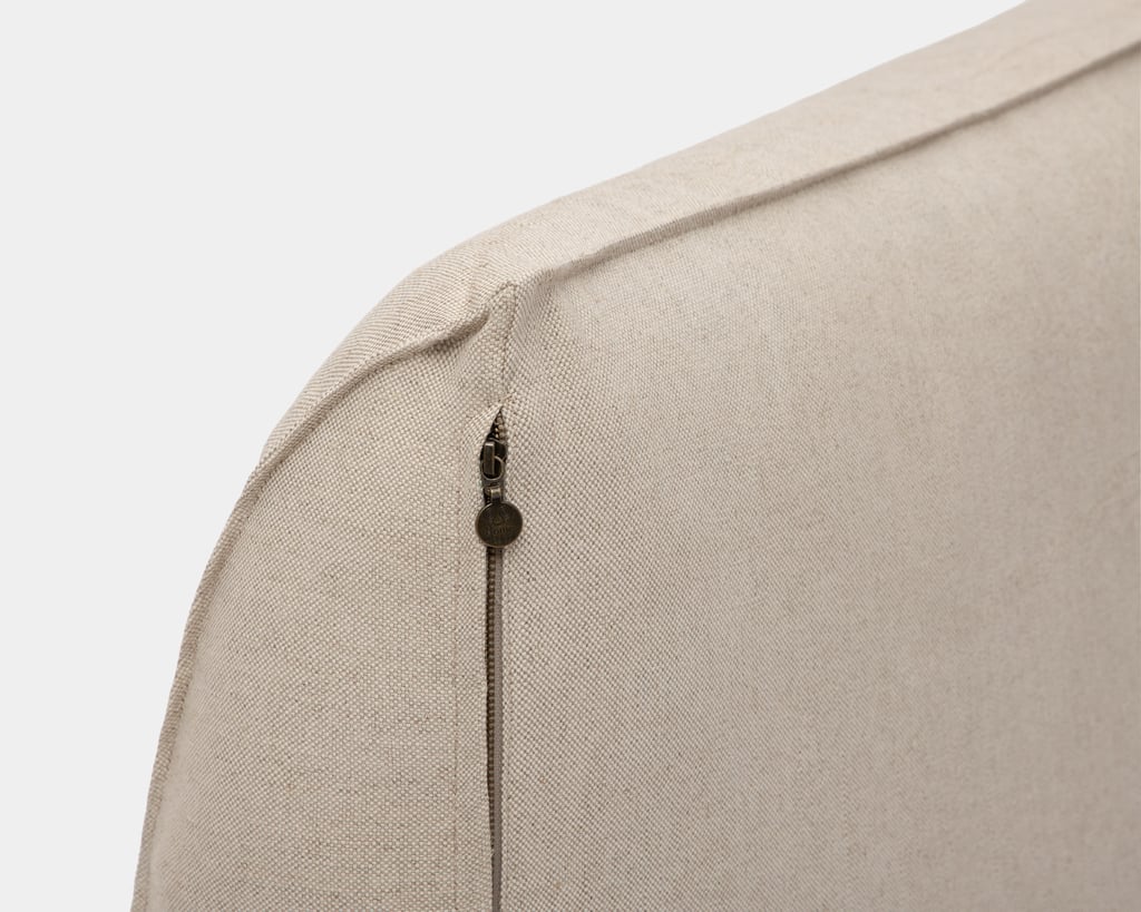 Detail des Reißverschlusses mit Home of Wool Logo auf Wolle dreieckigen Rückenkissen aus Leinen und Baumwolle