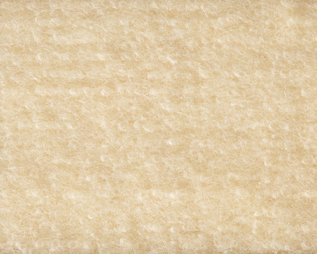 Nærbilde av teksturen på karakul-ullstoff fra Home of Wool