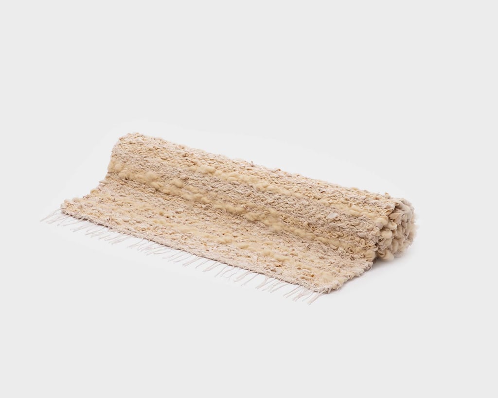 Tappeto moderno in lana arrotolato