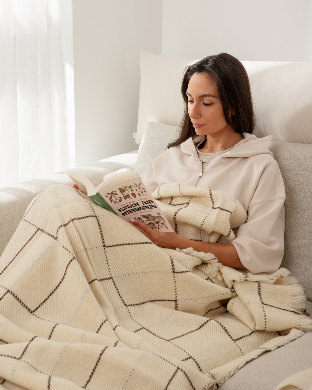 coperta di lana con donna che si copre