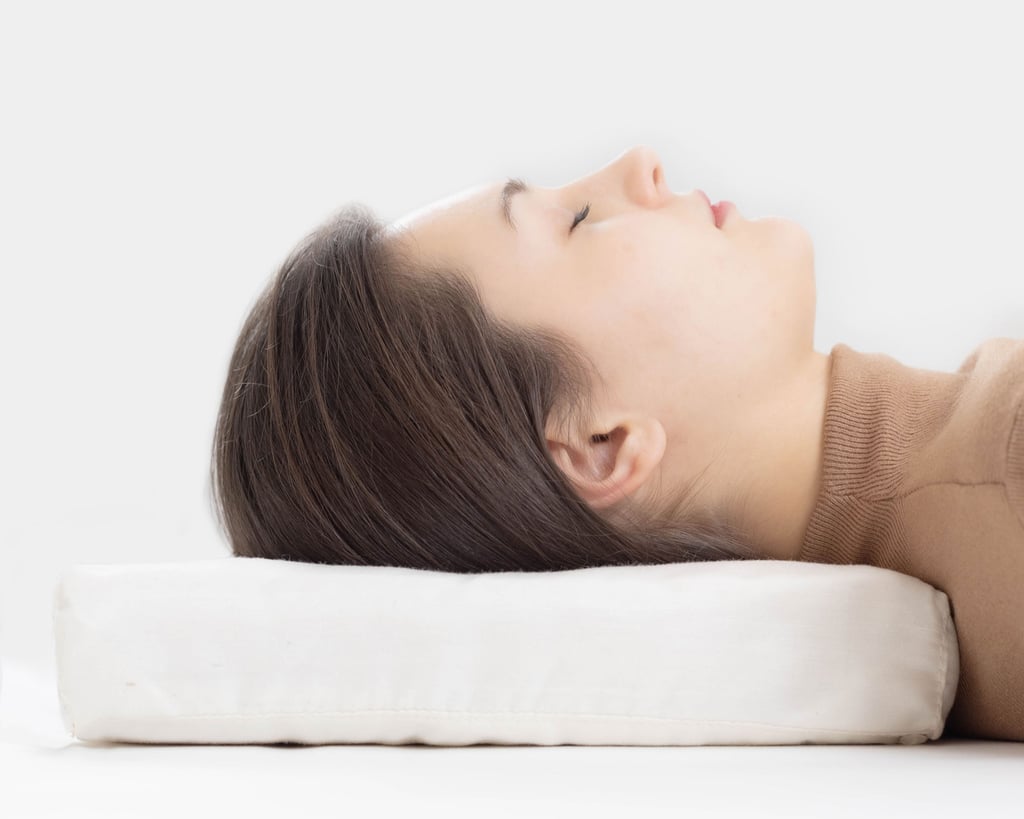 Jente på hjemmet av ullpute med hevet midtparti