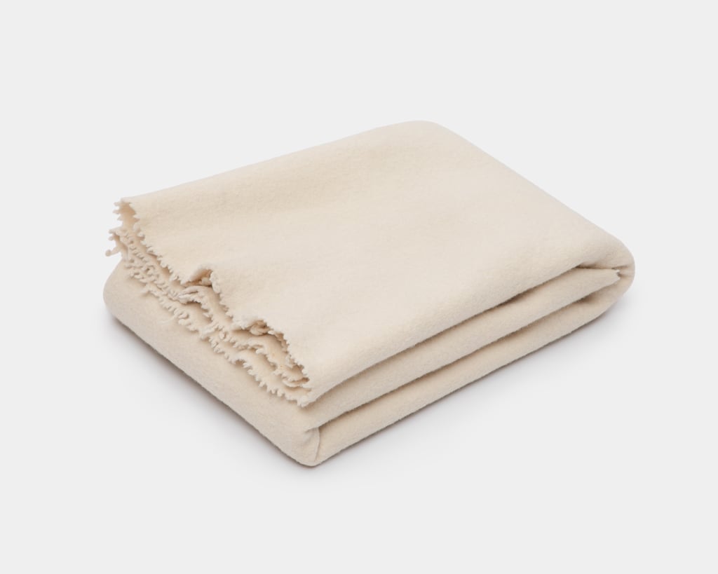Couverture en pure laine vierge pliée sur fond blanc