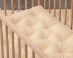 Colchón de lana para bebé en cuna de madera