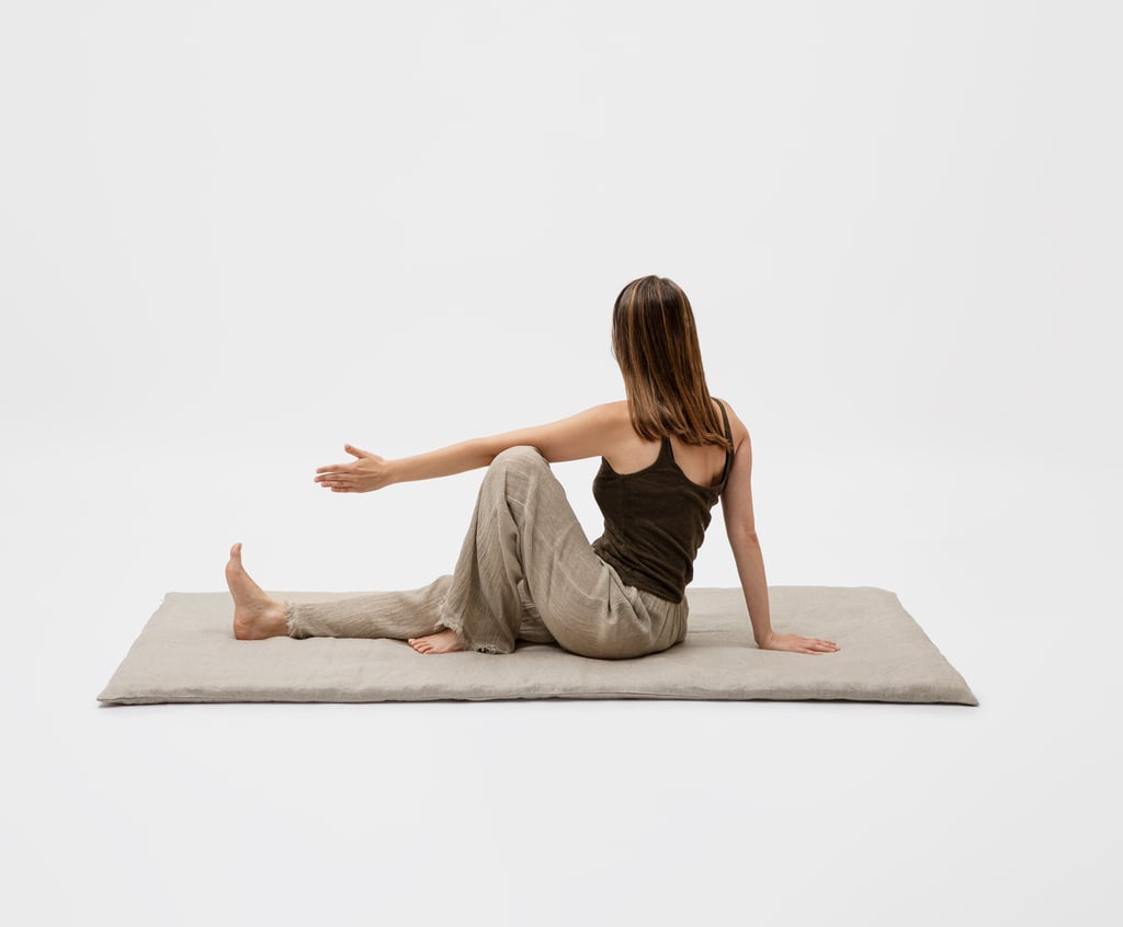 Pilatesmatte aus Wolle mit einer Person darauf