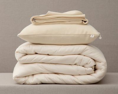 casa di lana piumone, protettore e cuscino bundle su sfondo grigio