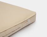 Protège-matelas en laine montrant comment il se fixe au matelas en laine