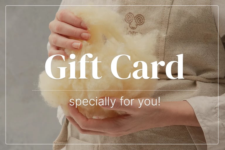 Alguien sosteniendo un ovillo de lana cerca de su cuerpo, con un texto que dice "tarjeta regalo" "Especialmente para ti"."