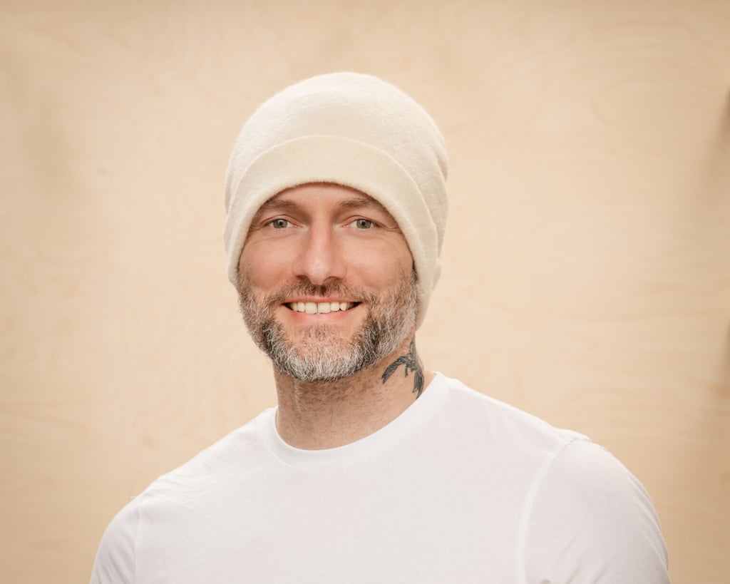 homme portant un bonnet de sauna