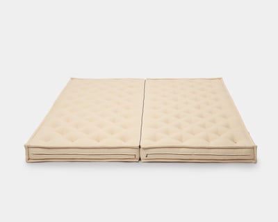 Wollen splitmatras bovenaanzicht met beide delen aan elkaar geritst