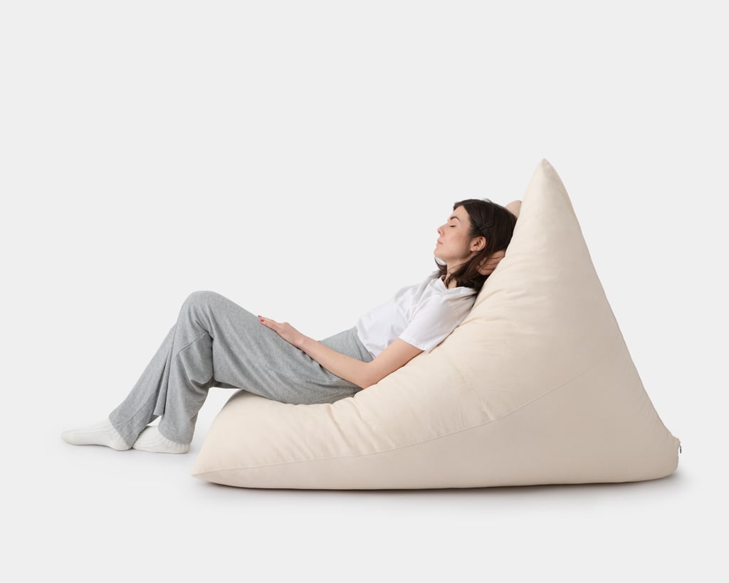 Fauteuil triangulaire en laine avec une femme assise dedans