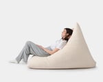 Fauteuil triangulaire en laine avec une femme assise dedans