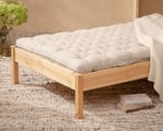 matelas zéro déchet sur cadre de lit en bois