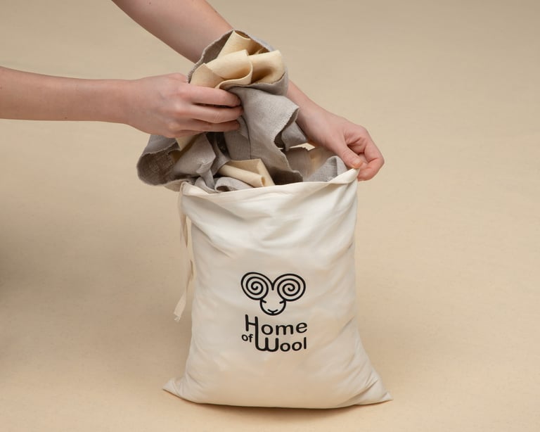 pose med stoffrester som holdes oppreist