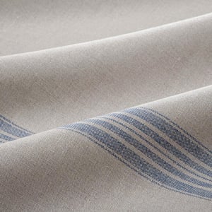 Leinenstoff mit parallelen blauen Streifen in der Mitte