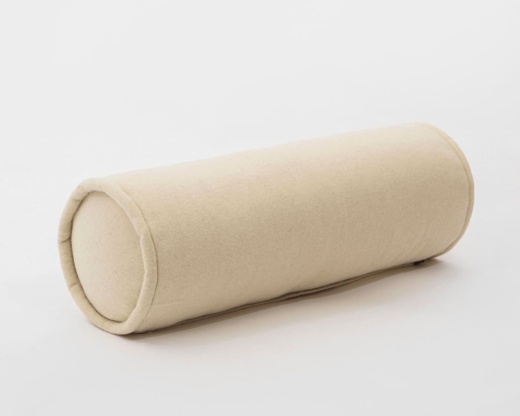 oreiller en laine sur fond blanc