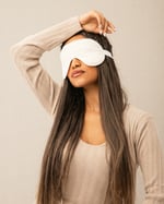 flicka med sömnmask över ögonen