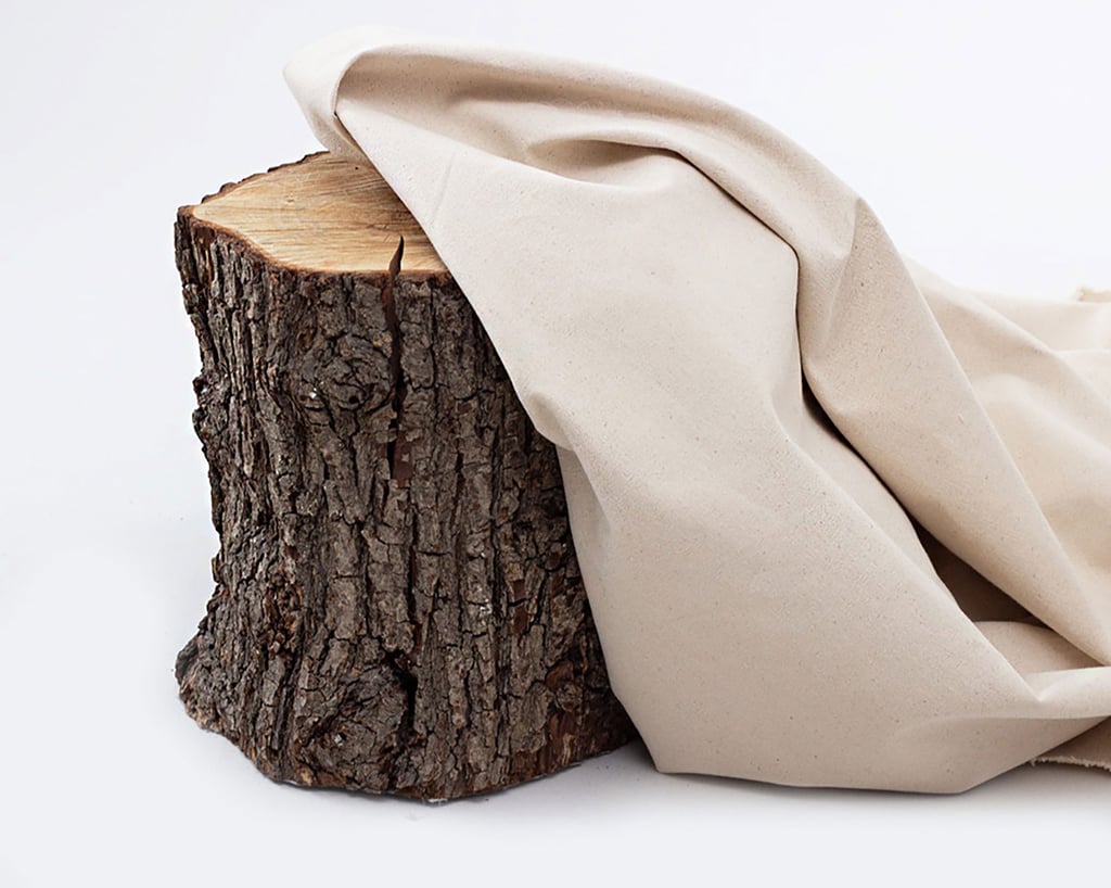 100% tungt bomullstyg lätt slungat mot en upprättstående trästock