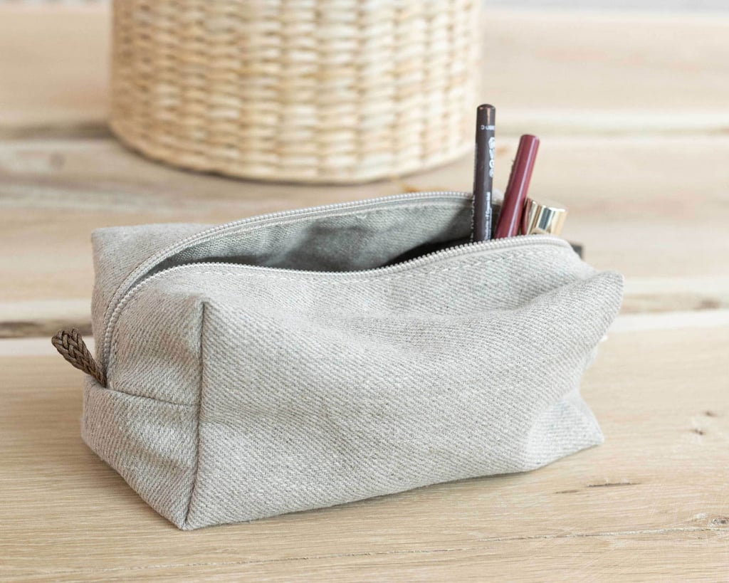 bolsa de viaje de lino sobre mesa de madera