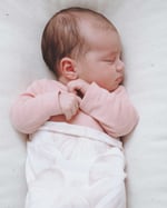 bébé dormant dans un transat en laine