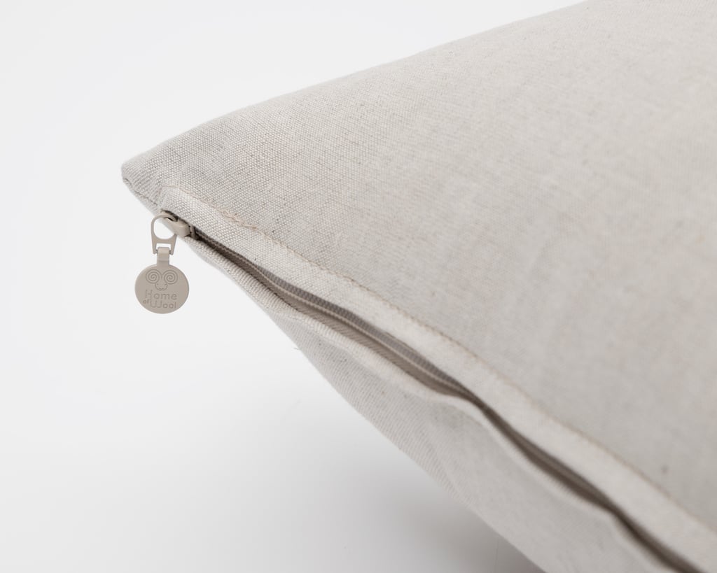 Detalje af uld-kropspude med linned-pudebetræk