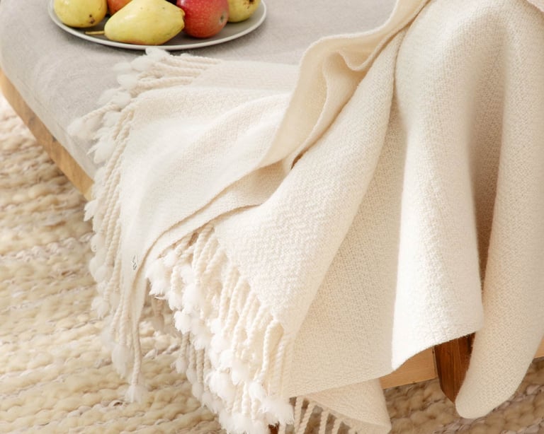 Coperta di lana merino fine in un ambiente domestico su un divano