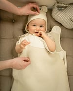 villainen vauvan makuupussi, jossa on vauva