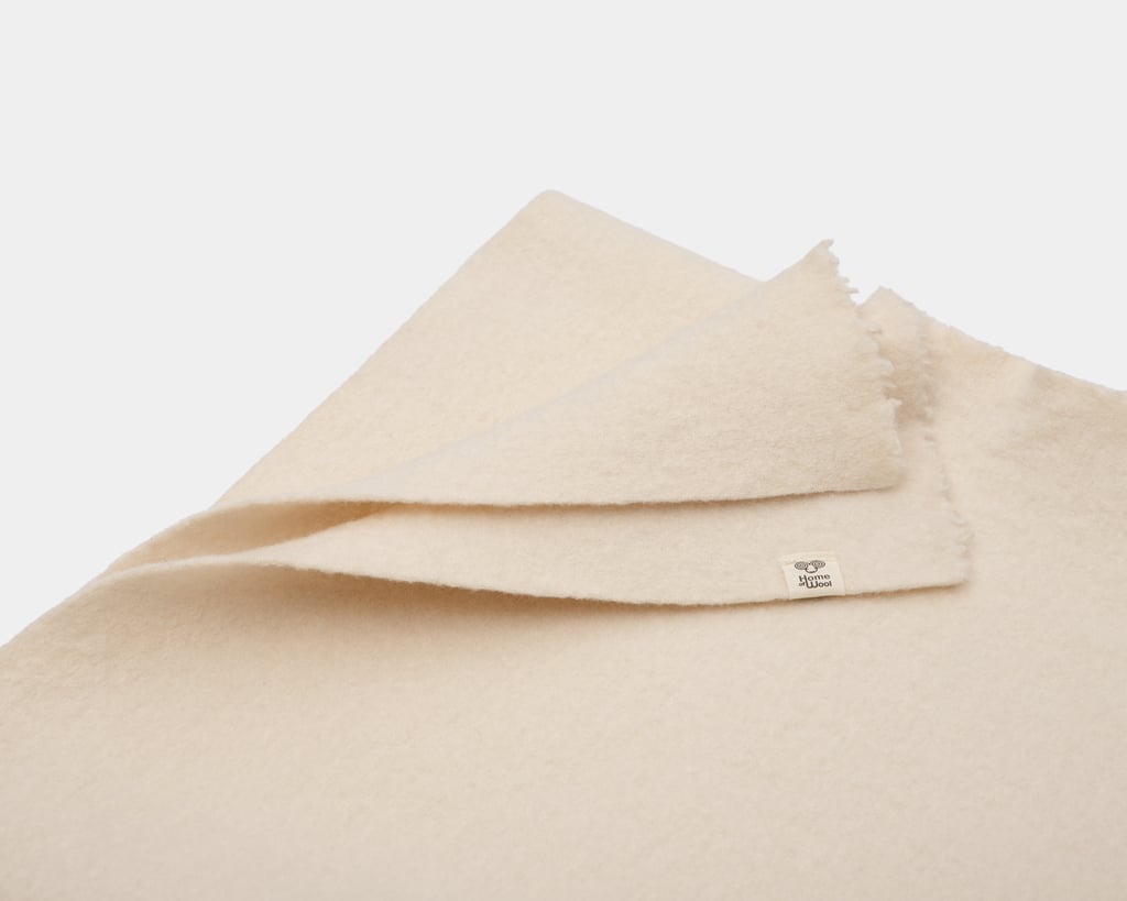 Détail d'une couverture en pure laine vierge sur fond blanc