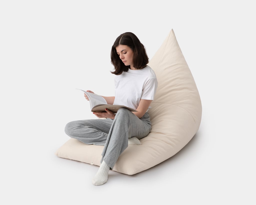 Fauteuil triangulaire en laine avec une femme assise dedans