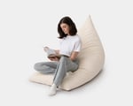 Fauteuil triangulaire en laine avec une femme assise dedans