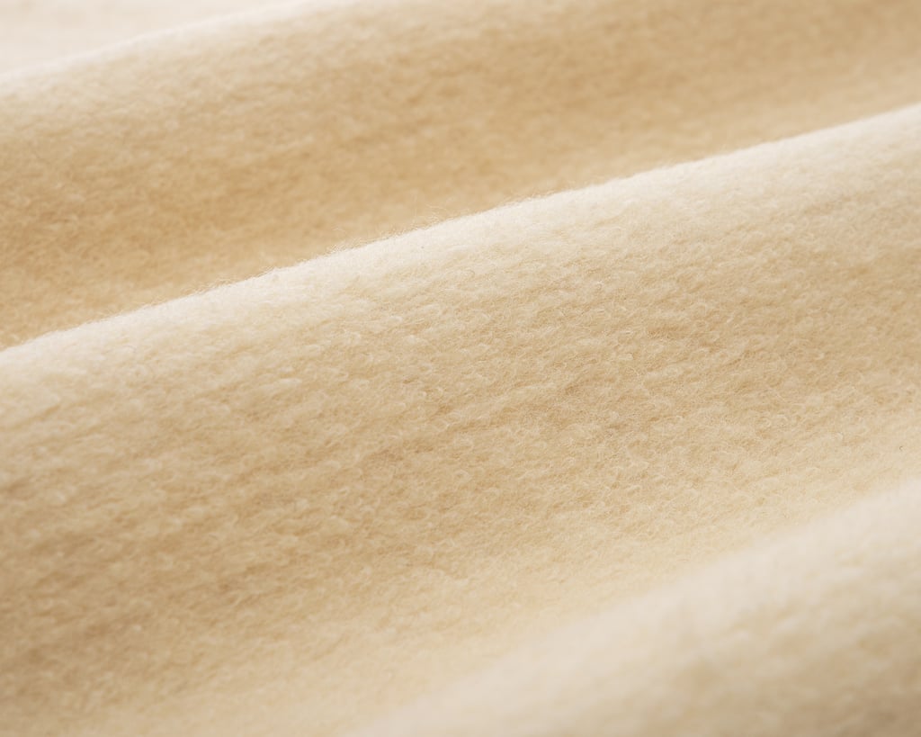 Närbild på texturen hos ett tyg av karakulull från Home of Wool