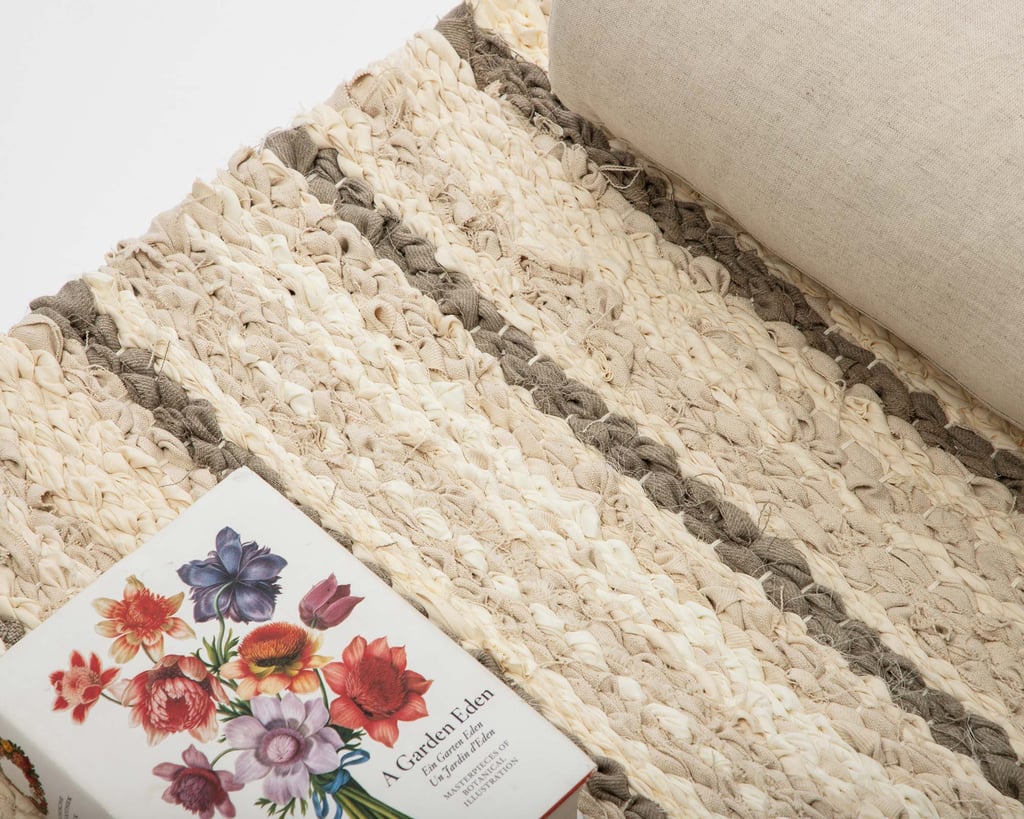 nærbillede af bog oven på stribet bomulds-tæppe