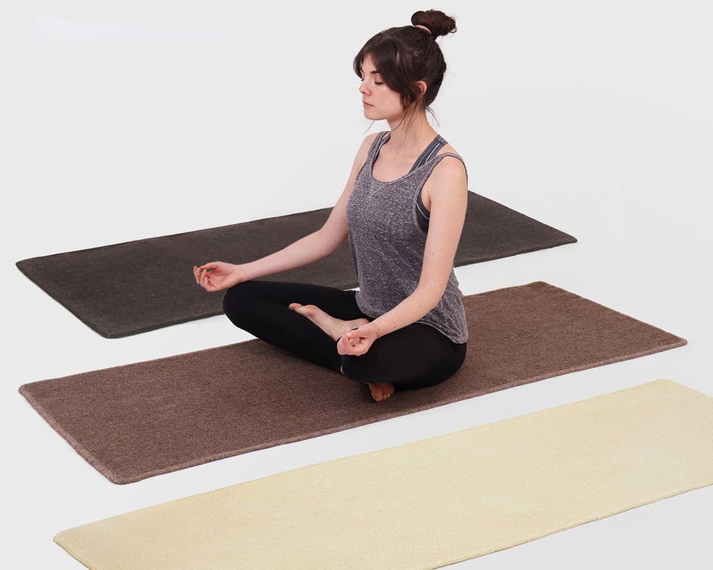 femme faisant du yoga sur un tapis de yoga