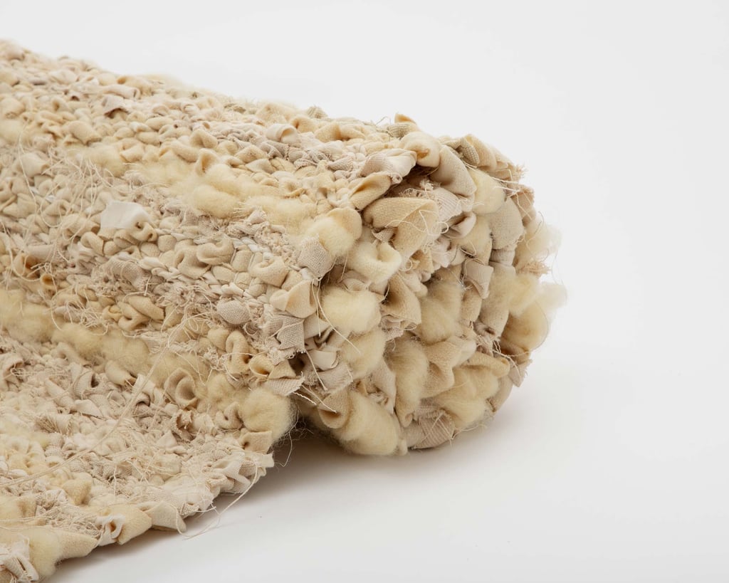 Primo piano di un tappeto moderno in lana arrotolato