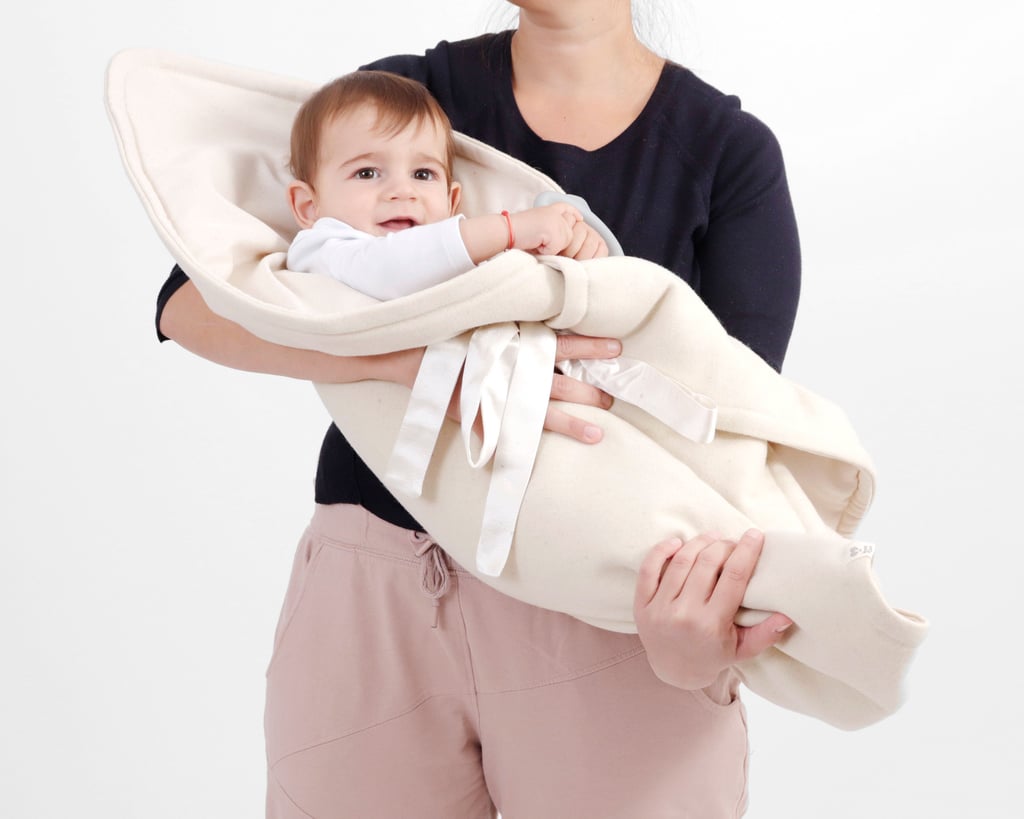 Mutter mit Baby, zugedeckt mit einer Wollsatteldecke